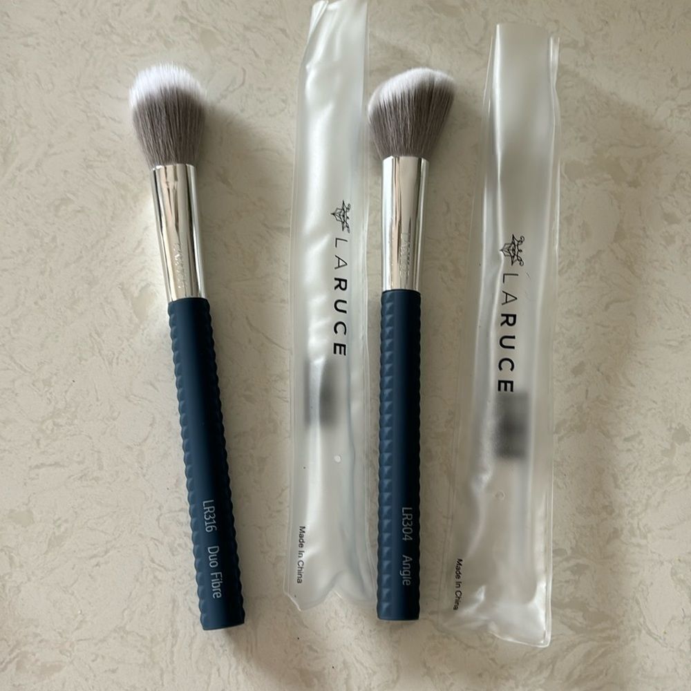 Laruce makeup brushes - set of two brand new
